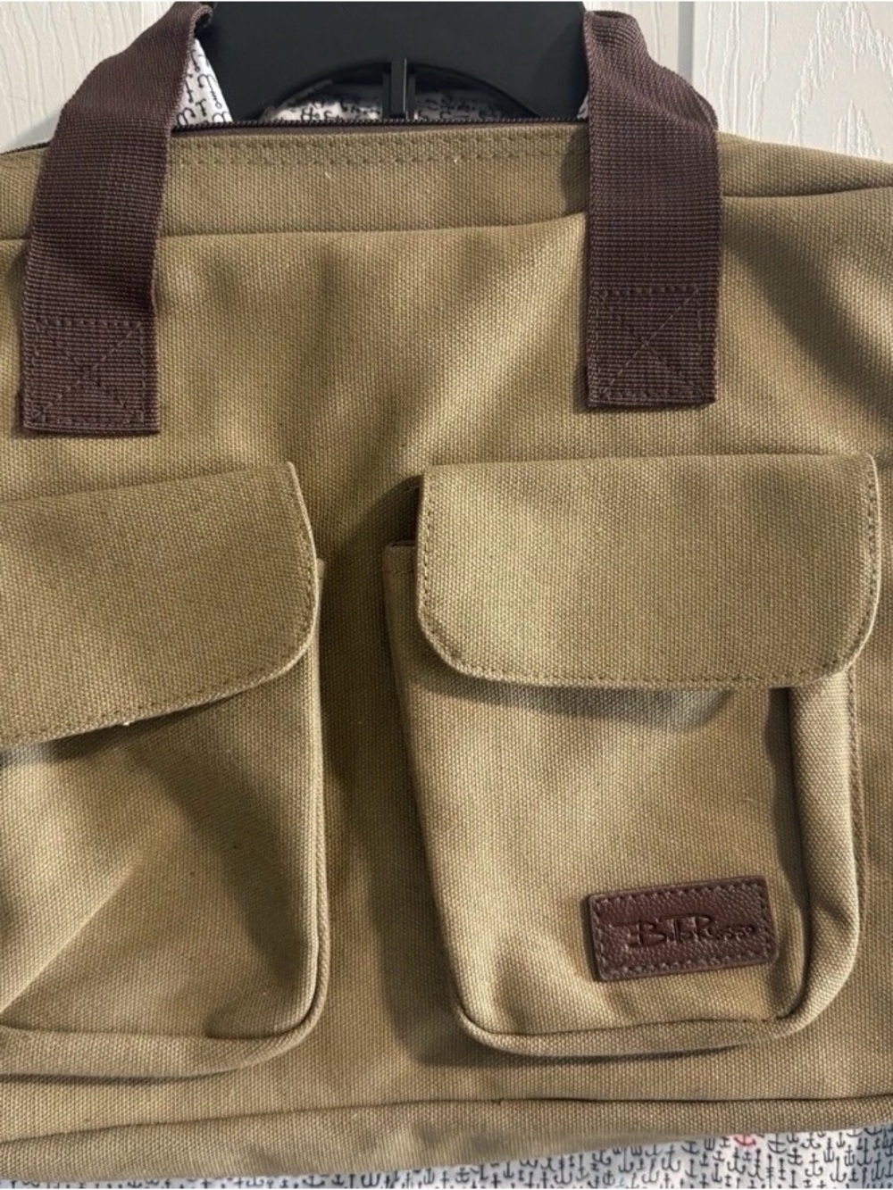 NWOT Bella Russo Khaki Canvas Padded Laptop Bag With Adjustable Strap & Pockets